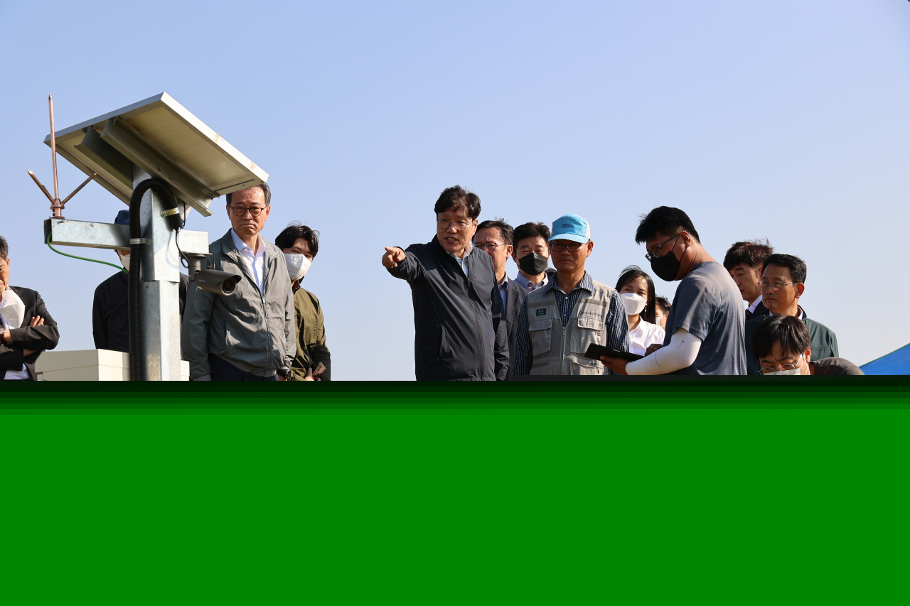RDA Administrator Cho Chae-ho (center) inspects a rice paddy field in North Jeolla Province last year