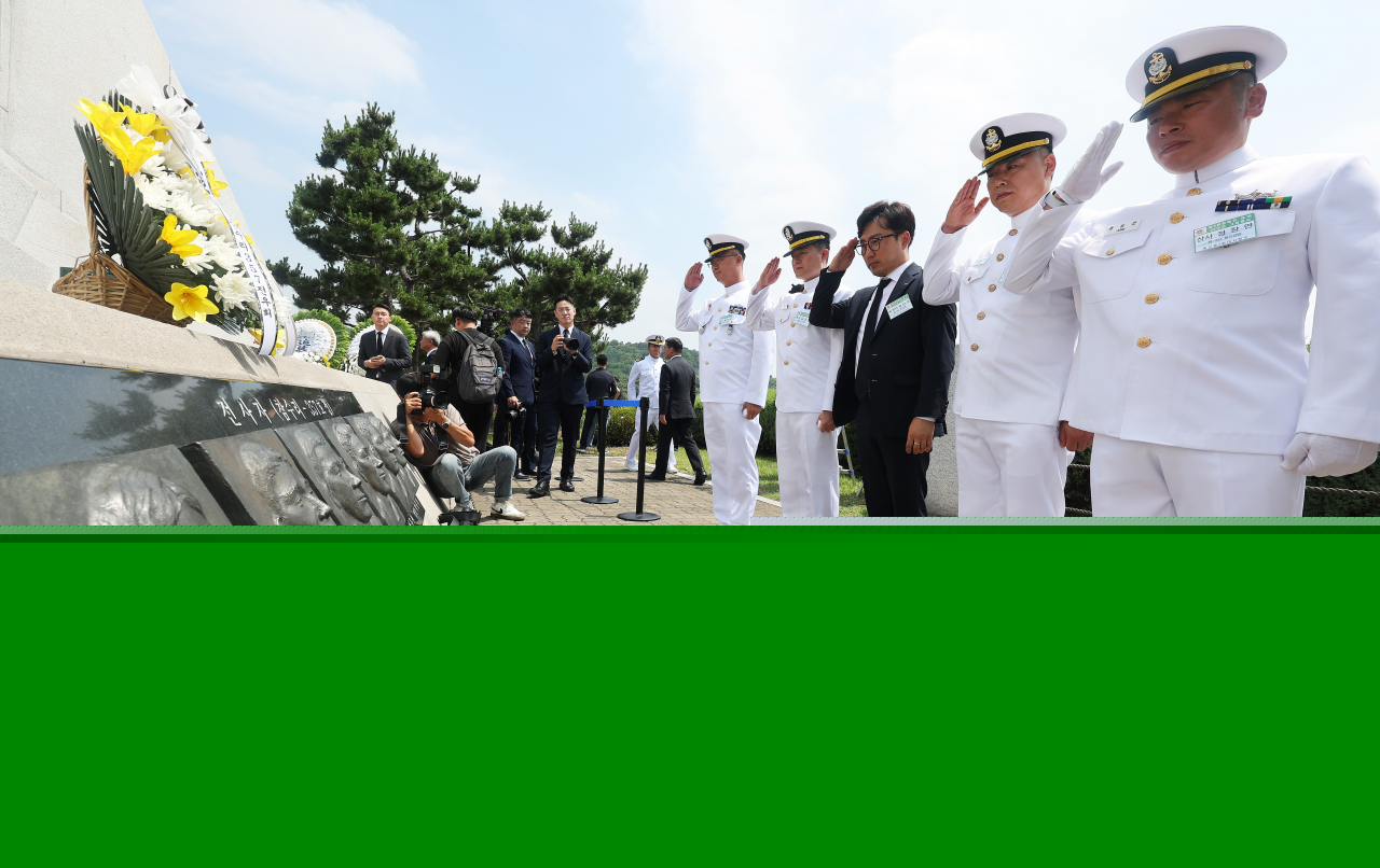 South Korean Navy sailors who fought in the Second Battle of Yeonpyeong salute their fallen comrades during the ceremony for the 22nd anniversary of the inter-Korean naval skirmish held at the 2nd Fleet Command in Pyeongtaek, Gyeonggi Province, on Saturday. (Yonhap)
