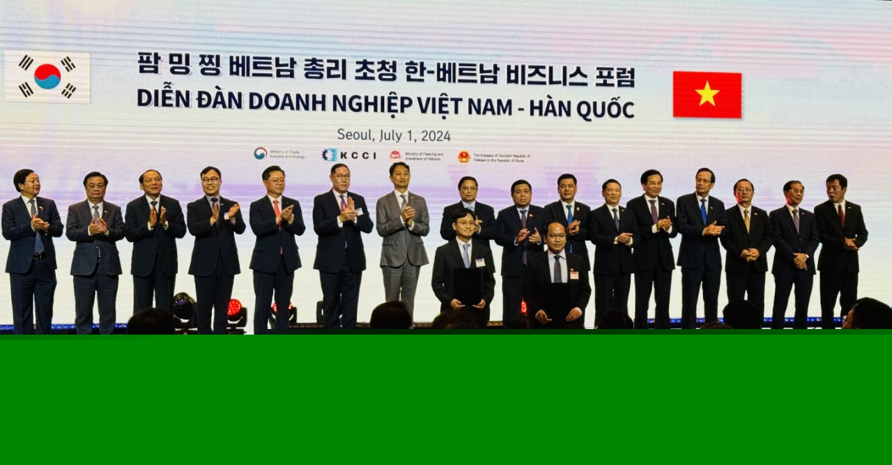 Attendees pose for a group photo with Vietnam's Prime Minister Pham Minh Chinh(eighth from left in second row) at Vietnam-Korea Business Forum at Lotte Hotel in Jung-gu, Seoul on Monday.(Sanjay Kumar/ The Korea Herald)