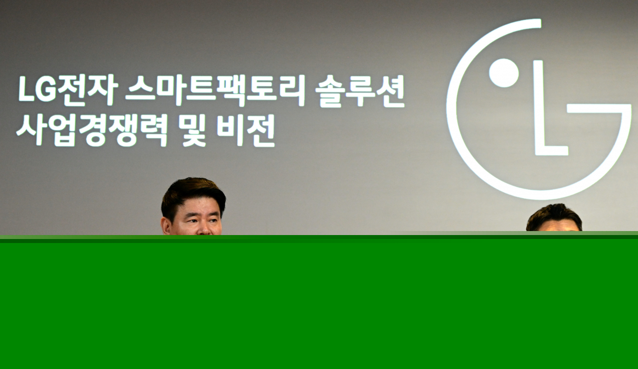 LG PRI President Jeong Dae-hwa (left) and smart factory business division leader Song Si-yong speak during a press conference in Pyeongtaek, Gyeonggi Province, Thursday. (LG Electronics)