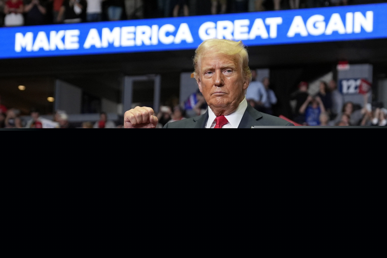 Republican presidential candidate and former US president Donald Trump holds up a fist after speaking at a campaign rally in Grand Rapids, Michigan, Saturday. (AP-Yonhap)