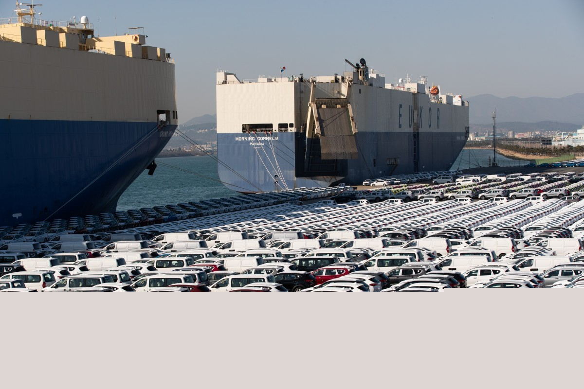 Vehicles for export are lined up at the Hyundai Motor Group’s Ulsan plant. (Hyundai Motor Group)