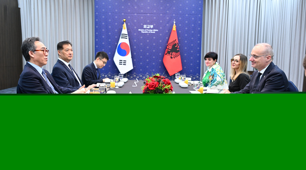 South Korean Foreign Minister Cho Tae-yul (front left) speaks with Albania's Minister of Europe and Foreign Affairs of Albania Igli Hasani at a meeting held Monday. (Ministry of Foreign Affairs)