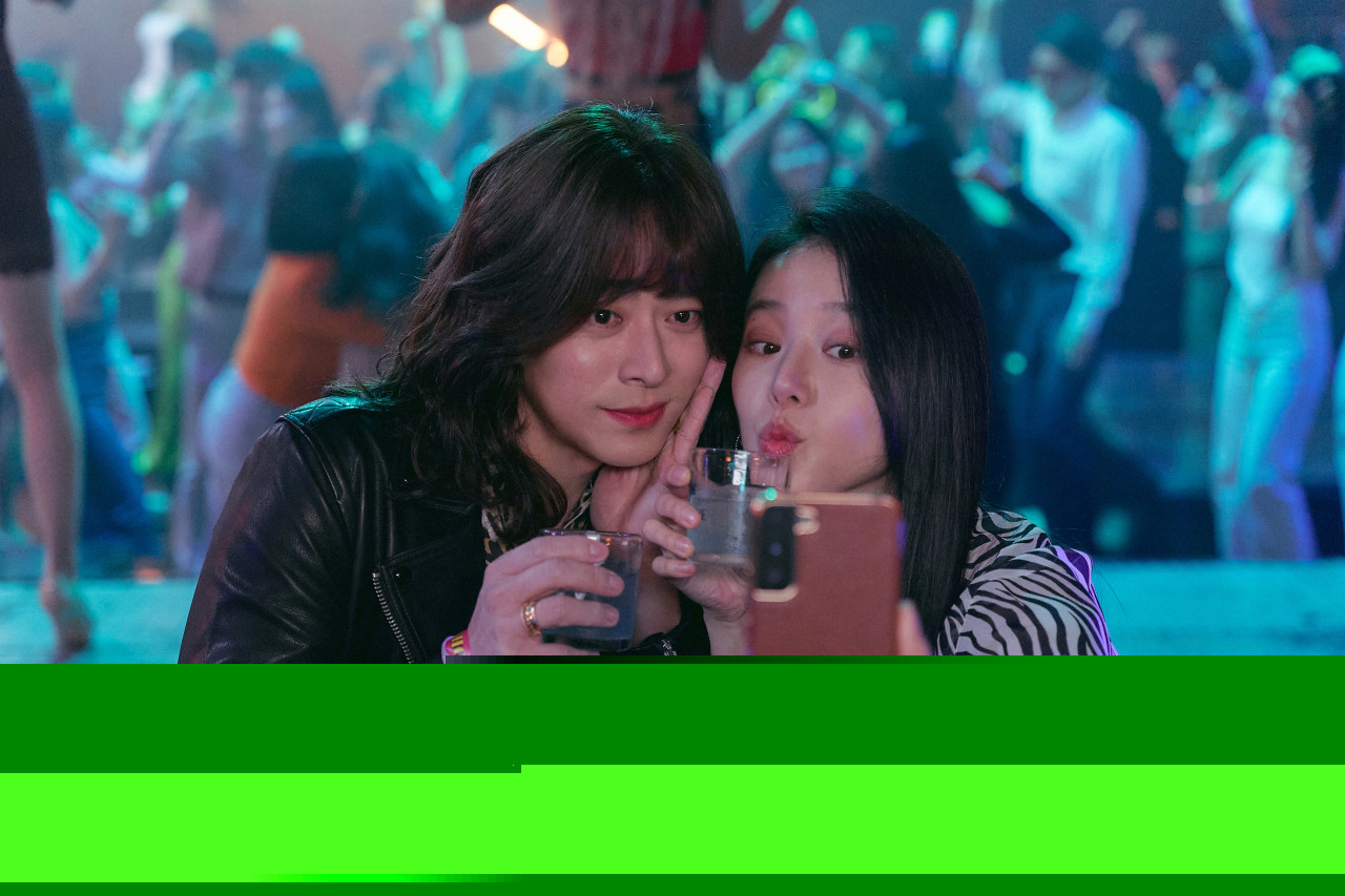 Jo Jung-suk (left) plays female pilot Jung-mi, who befriends colleague Seul-ki (Lee Joo-myung) in “Pilot.” (Lotte Entertainment)