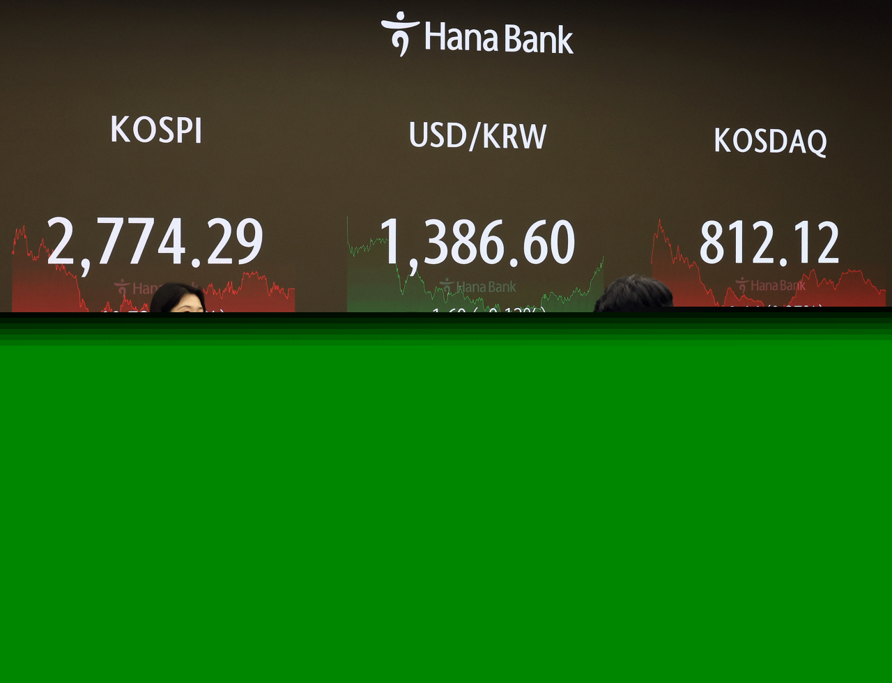 An electronic board showing the Korea Composite Stock Price Index at a dealing room of the Hana Bank headquarters in Seoul on Tuesday. (Yonhap)