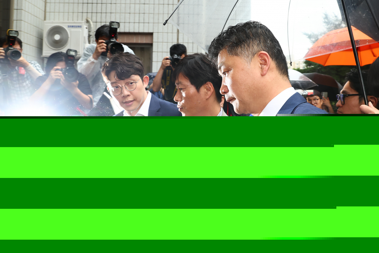 Kim Beom-su (enter) the founder of Kakao Corp., heads toward a courtroom for a hearing at the Seoul Southern District Court in the capital on Monday. (Yonhap)