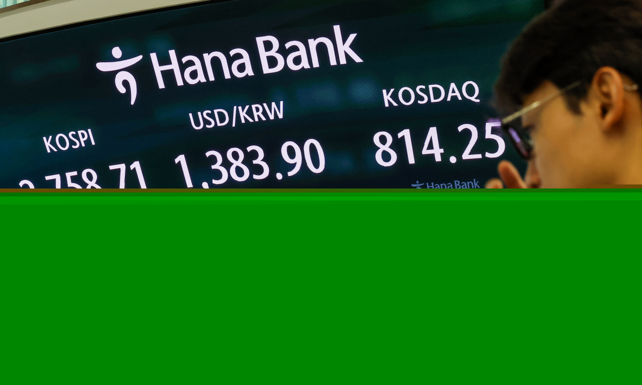 An electronic board showing the Korea Composite Stock Price Index at a dealing room of the Hana Bank headquarters in Seoul on Wednesday. (Yonhap)