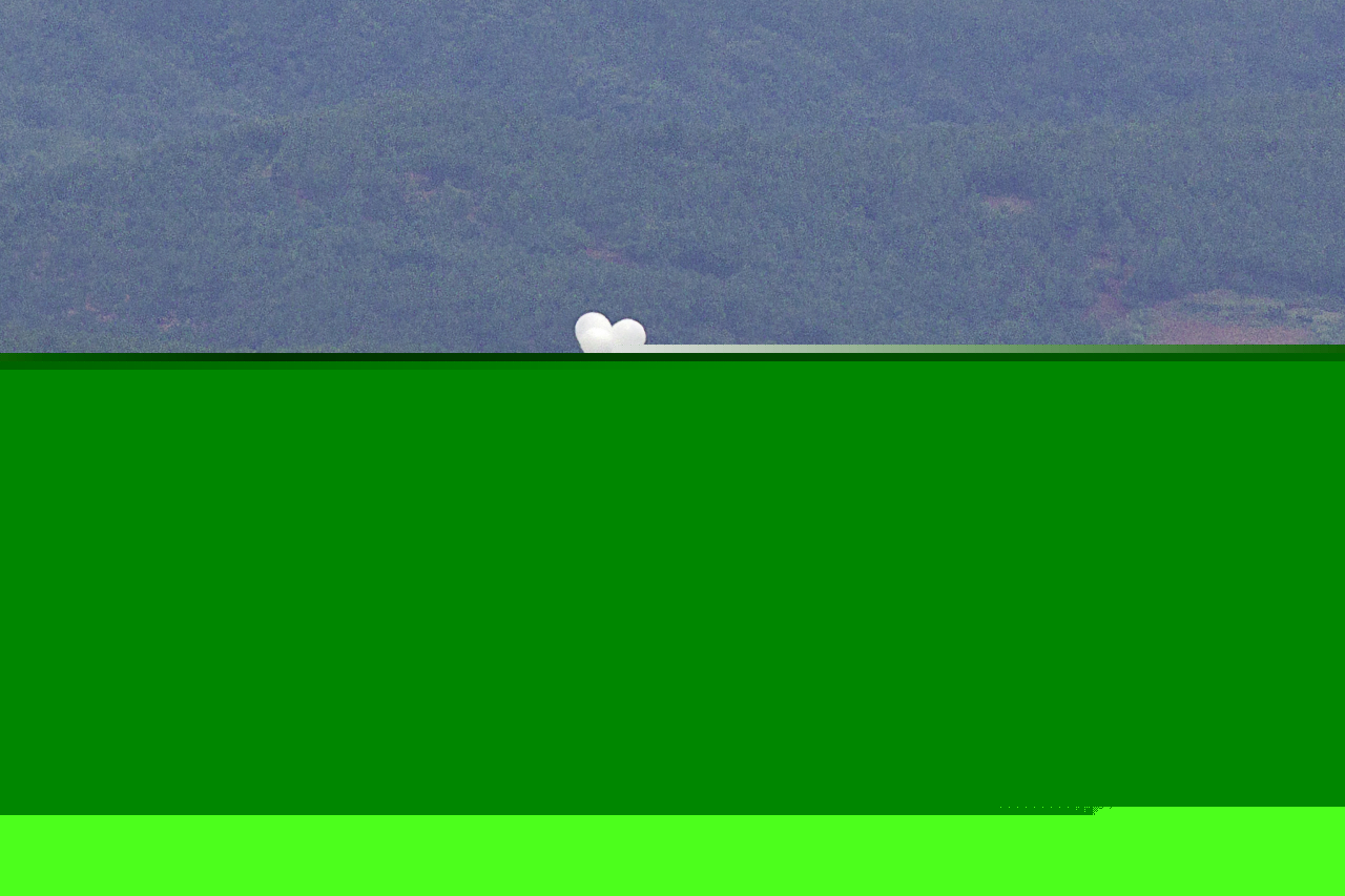 North Korea flies trash-laden balloons Wednesday morning, as seen from the South Korean side of the border. (Yonhap)