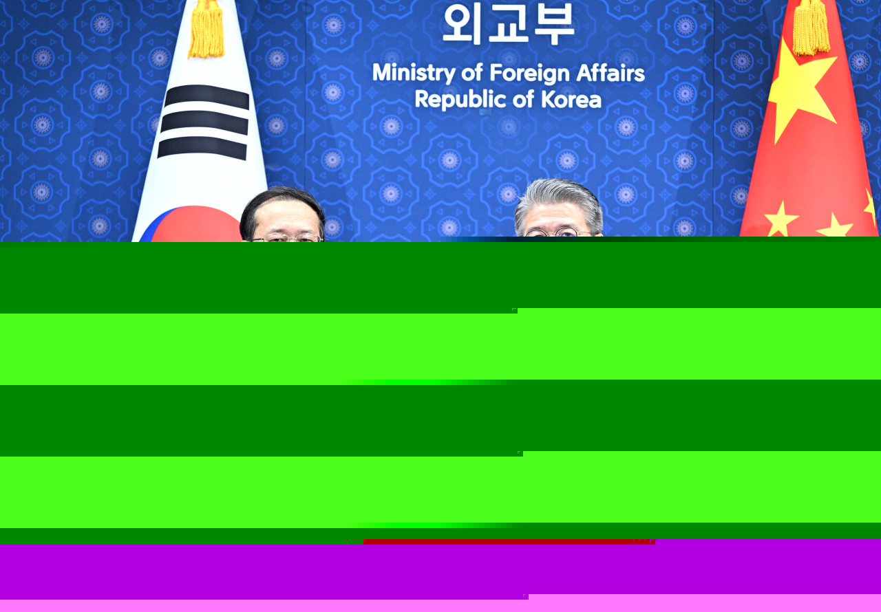 South Korea's First Vice Foreign Minister Kim Hong-kyun (right) poses with his Chinese counterpart, Ma Zhaoxu, prior to their strategic dialogue at the foreign ministry in Seoul on Wednesday. (South Korea's Foreign Ministry)