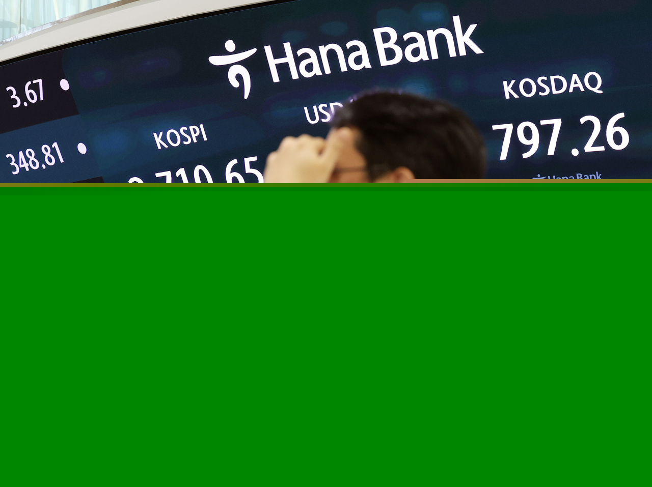 An electronic board showing the Korea Composite Stock Price Index at a dealing room of the Hana Bank headquarters in Seoul on Thursday. (Yonhap)