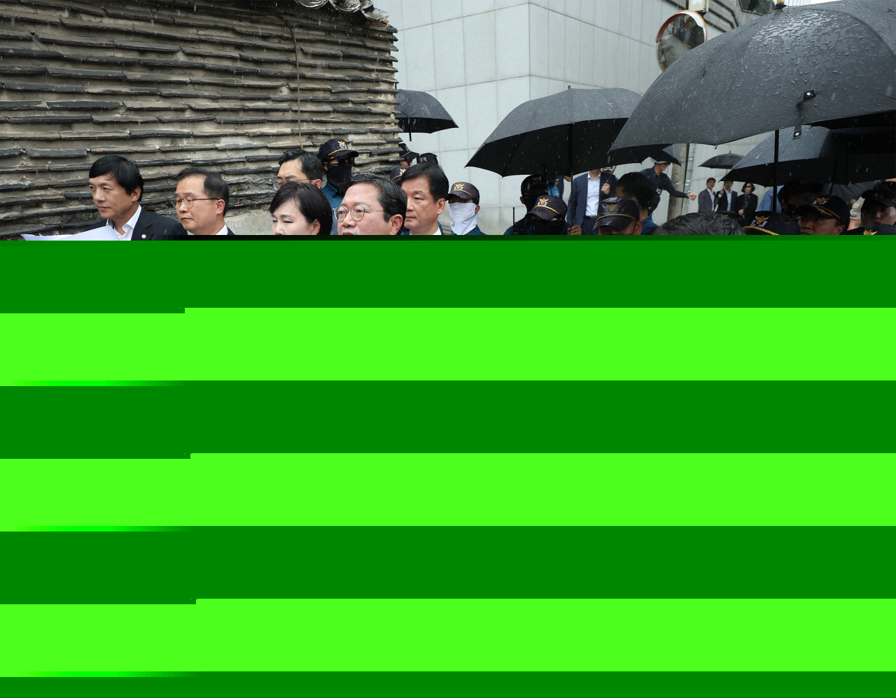 Opposition lawmakers protest, demanding the first lady to testify before a parliamentary hearing, in front of the presidential residence in Yongsan-gu, Seoul on Friday. (Yonhap)