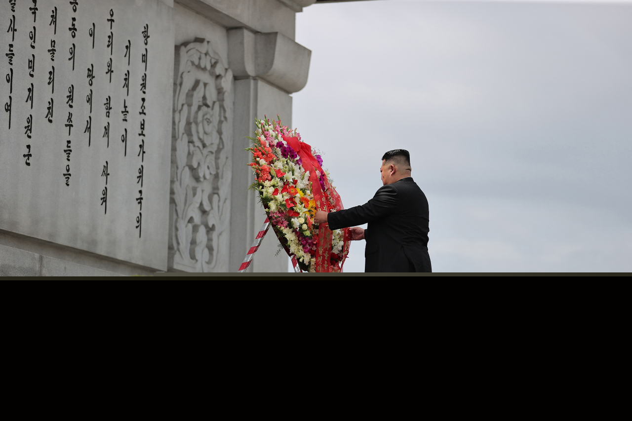 North Korean leader Kim Jong-un visits the Friendship Tower in Pyongyang, on Friday, a day ahead of the signing of the armistice that ended the 1950-53 Korean War. (Yonhap)