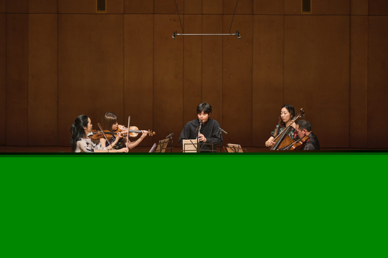 (From left) Violinists Park Ji-yoon and Lee Ji-yoon, clarinetist Kim Han, cellist Lee Jeong-hyoun and violist Hung-Wei Huang perform during a concert at the 21st Music in PyeongChang on Friday at Alpensia Concert Hall, Pyeongchang, Gangwon Province. (Music in PyeongChang)