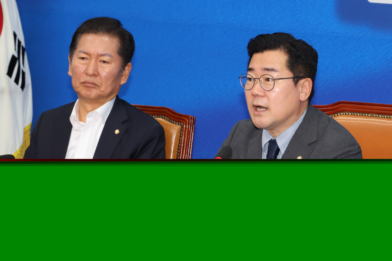 Park Chan-dae, floor leader of the main opposition Democratic Party, speaks during the party's Supreme Council meeting on Monday. (Yonhap)