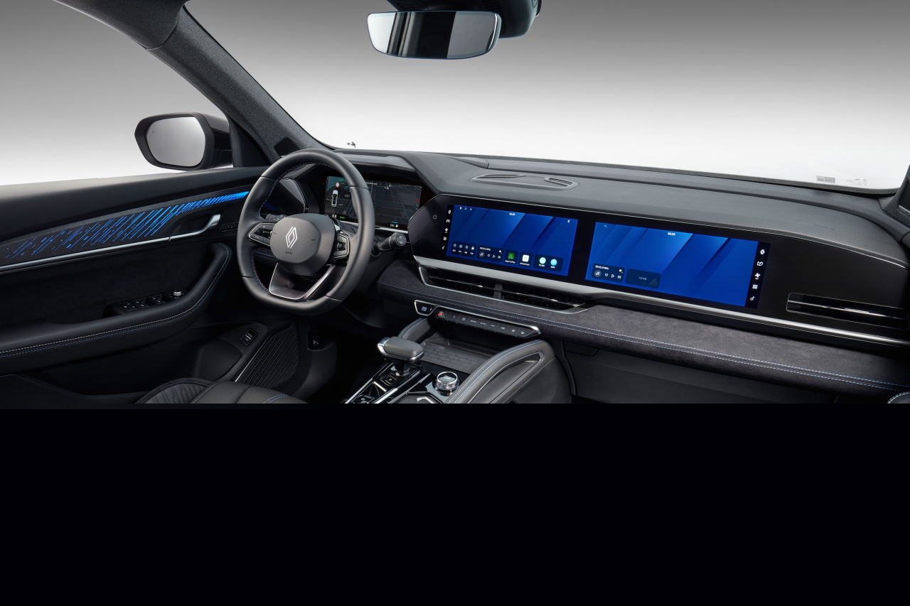 Grand Koleos' three 12.3-inch openR panoramic displays (Renault Korea)