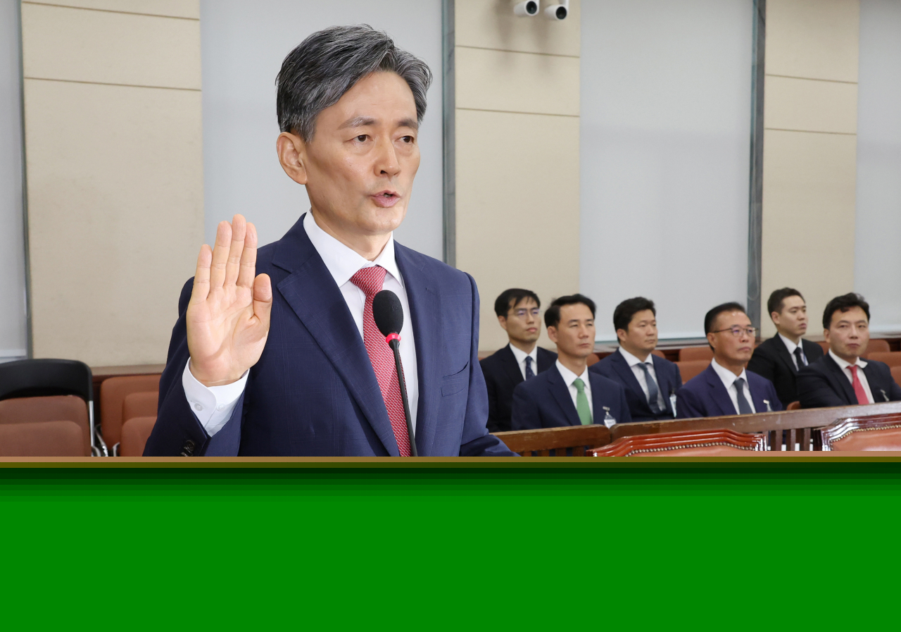 Cho Ji-ho, the nominee for the chief of South Korea's National Police Agency, takes an oath during his confirmation hearing at the National Assembly's Public Administration and Security Committee on Monday. (Yonhap)