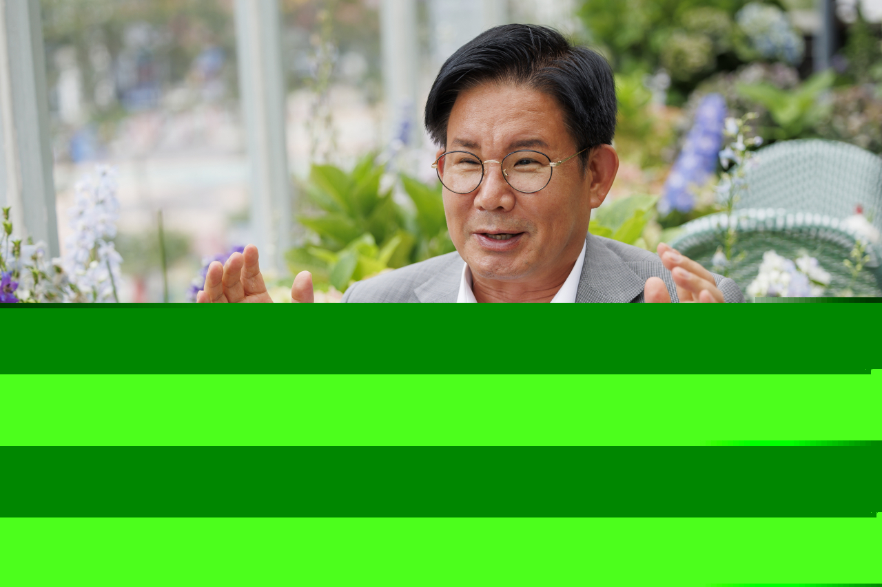 Park Gang-su, head of the Mapo-gu Office, Seoul, explains his plans to make Mapo-gu a hot spot for tourists from overseas during an interview with The Korea Herald at a cafe in Mapo-gu, July 9. (Mapo-gu Office)