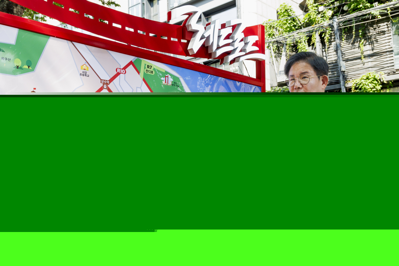 Park Gang-su, head of the Mapo-gu Office, points to a map of Hongdae's Red Road. (Mapo-gu Office)