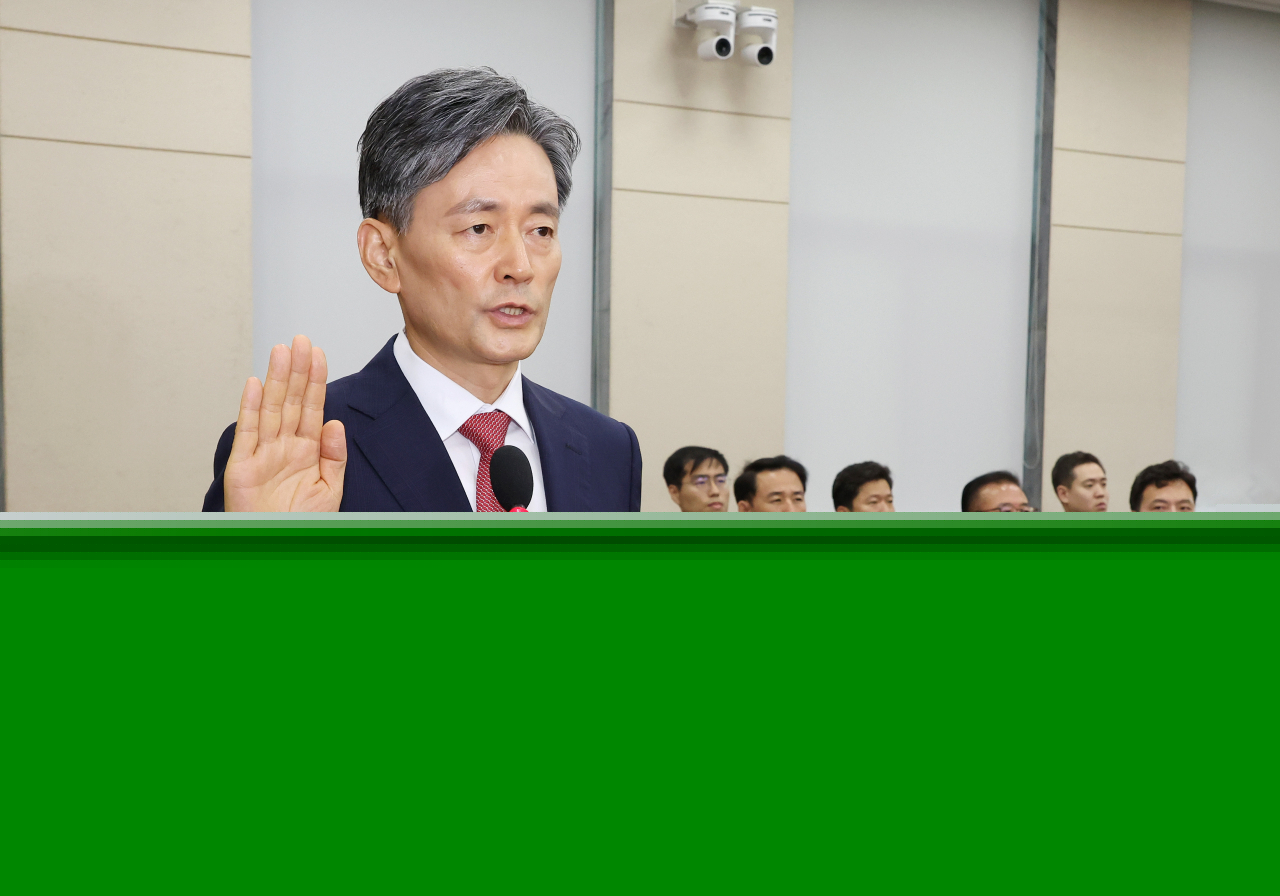 Cho Ji-ho, the nominee for the new head of the National Police Agency, takes an oath during his confirmation hearing at the National Assembly in Seoul on Monday. (Yonhap)