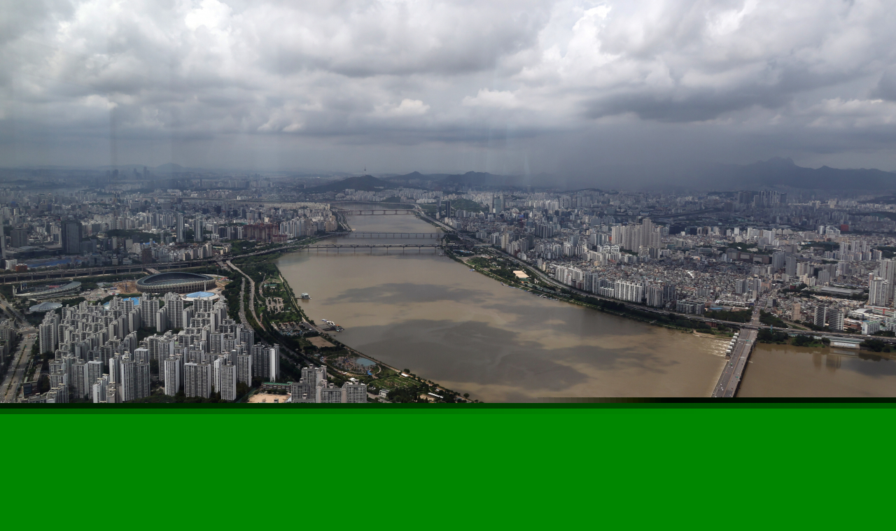 Han River in Seoul is filled with muddy water as an influence of torrential rain on Thursday. (Yonhap)