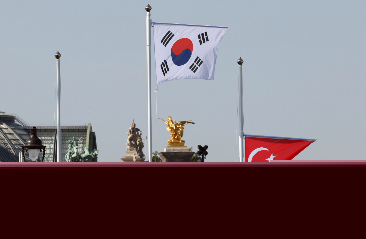 South Korea's national flag is being hoisted at the medal ceremony for the men's archery team event at the Paris Olympics, held Monday. (Yonhap)