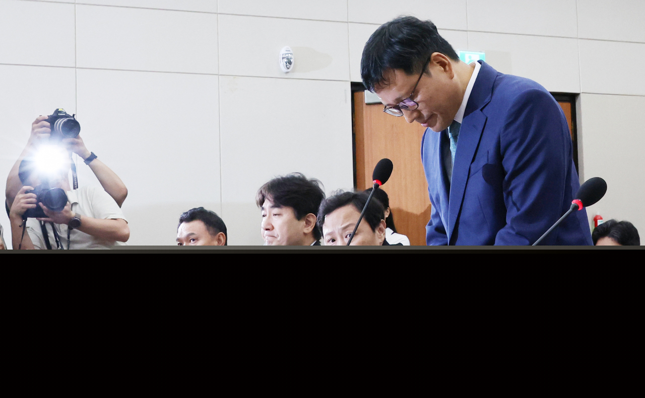 Qoo10 CEO Ku Young-bae (far right) bows is head in apology during a hearing at t he National Assembly’s Political Affairs Committee on Tuesday. (Yonhap)