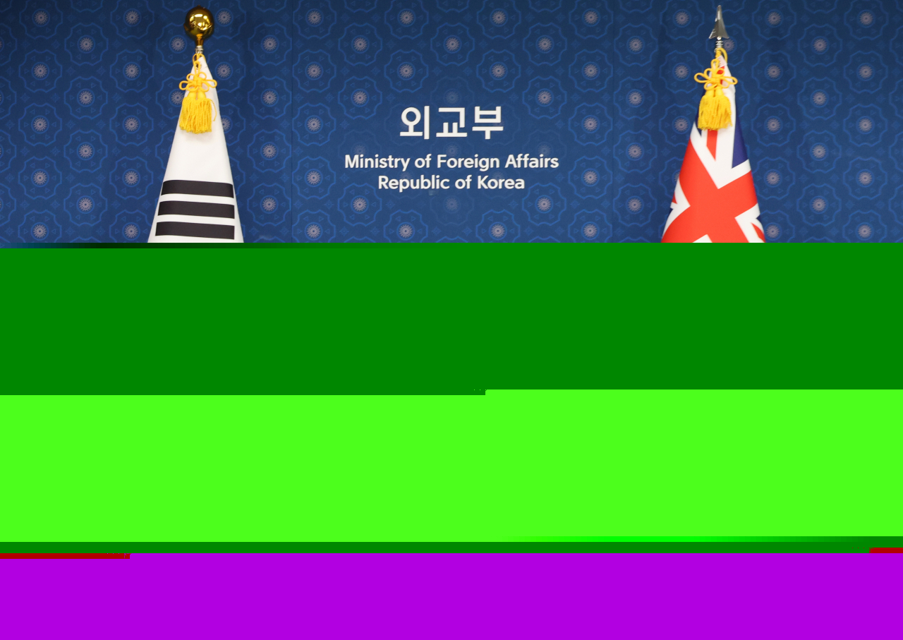 Foreign Minister Cho Tae-yul (right) shakes hands with his visiting Australian counterpart, Penny Wong, in Seoul on Tuesday. (Yonhap)