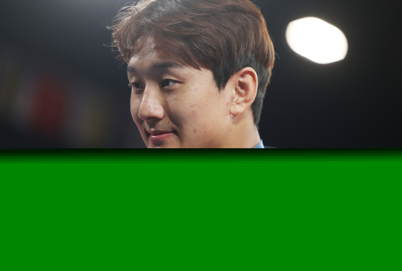 Lee Joon-hwan of South Korea holds up his bronze medal won in the men's -81-kilogram judo event at the Paris Olympics at Champ-de-Mars Arena in Paris on Tuesday. (Yonhap)