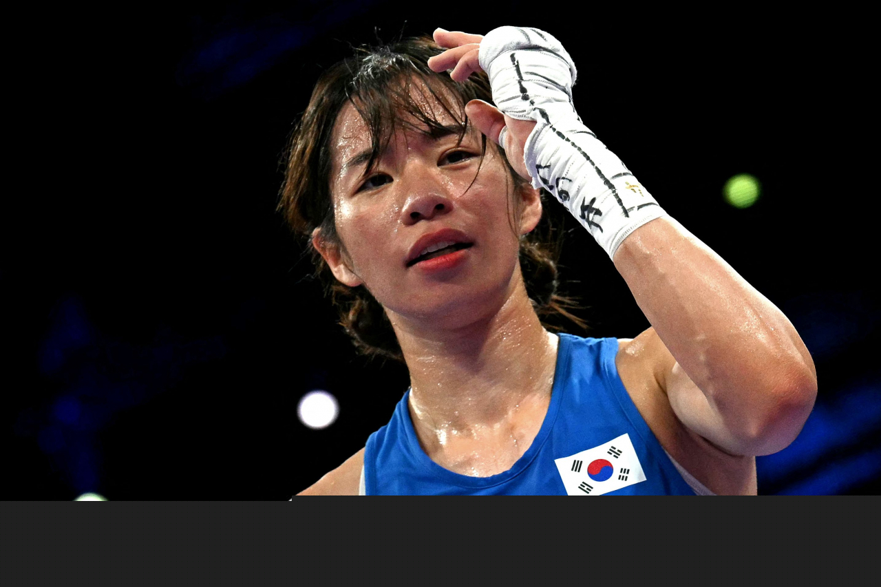South Korea's Im Ae-ji celebrates after winning against Brazil's Tatiana Regina De Jesus Chagas in the women's 54kg preliminaries round of 16 boxing match during the Paris 2024 Olympic Games at the North Paris Arena, in Villepinte on Tuesday. (Yonhap)